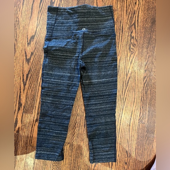 MATERNITY CROPPED LEGGINGS - Picture 3 of 6